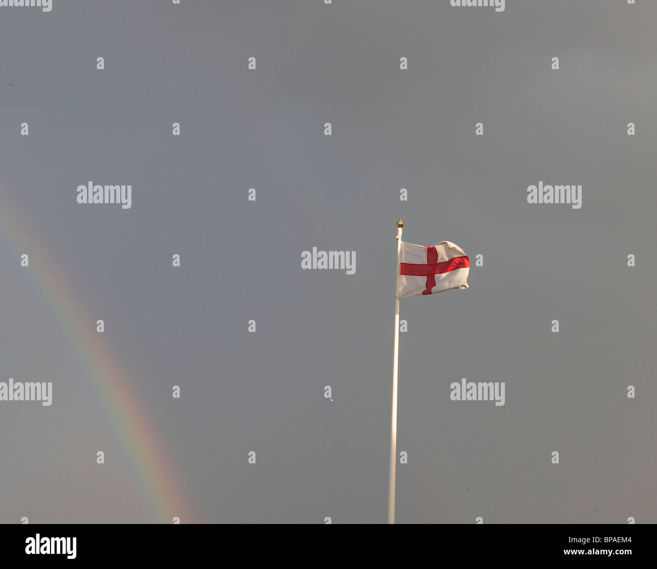 St George's flag et arc-en-ciel, Weymouth, Dorset, UK Banque D'Images
