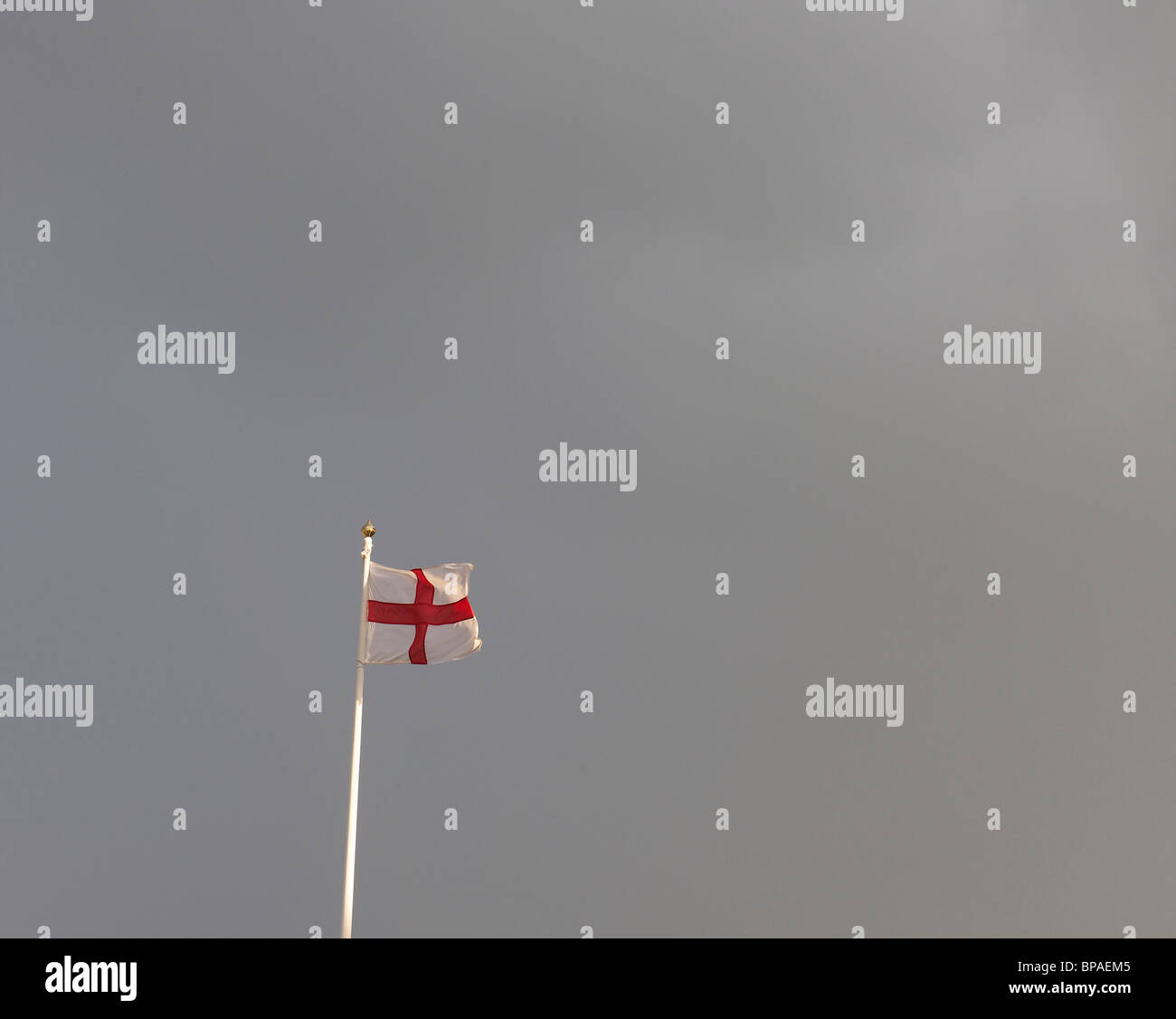 St George's drapeau, Weymouth, Dorset, UK Banque D'Images