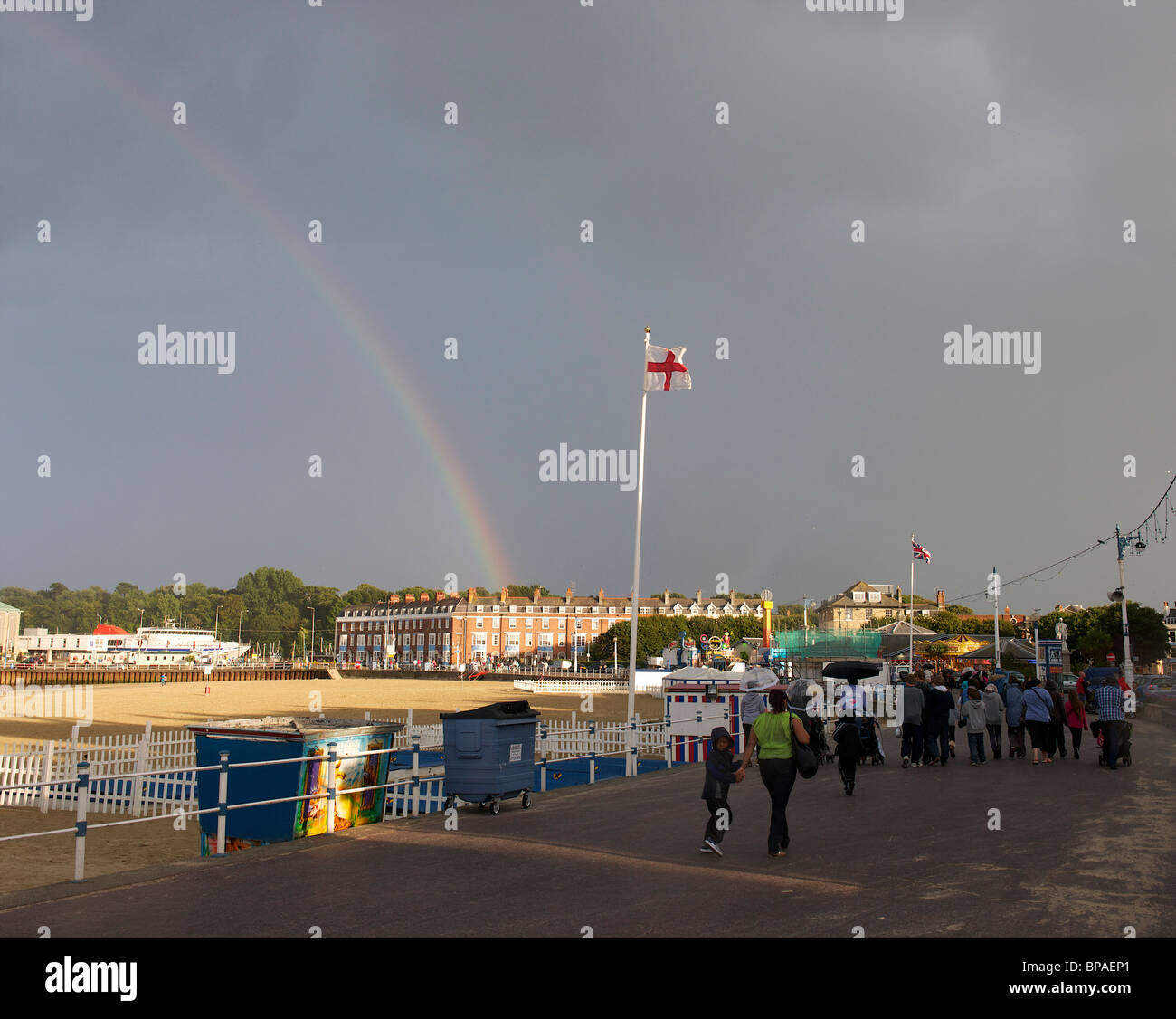 St George's d'un drapeau et d'arc-en-ciel et mer esplanade, Weymouth, Dorset, UK Banque D'Images
