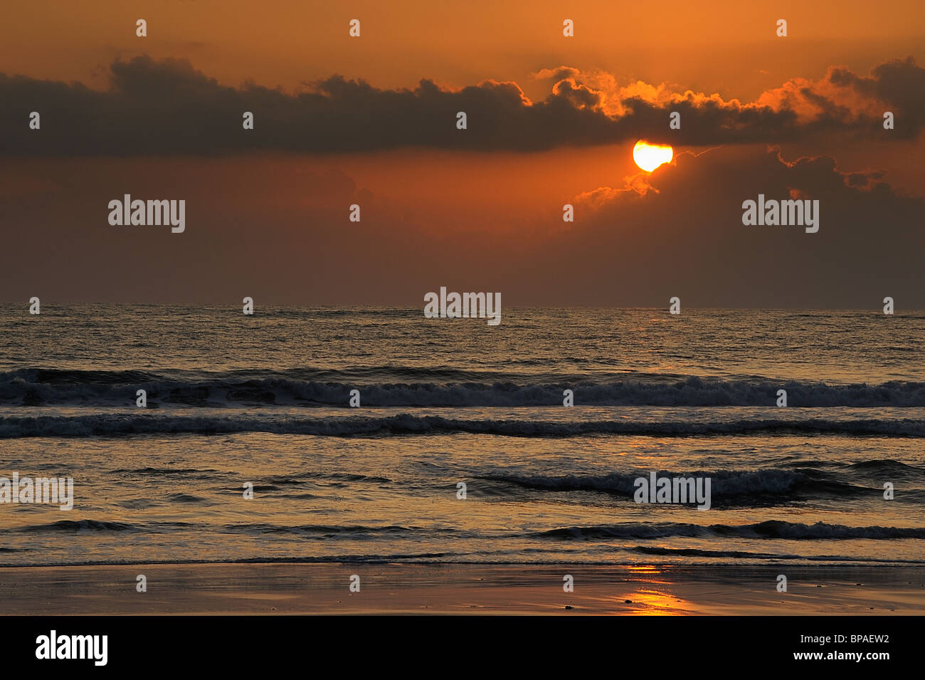 Coucher de soleil sur l'océan Atlantique, Médoc, département de la Gironde, France Banque D'Images