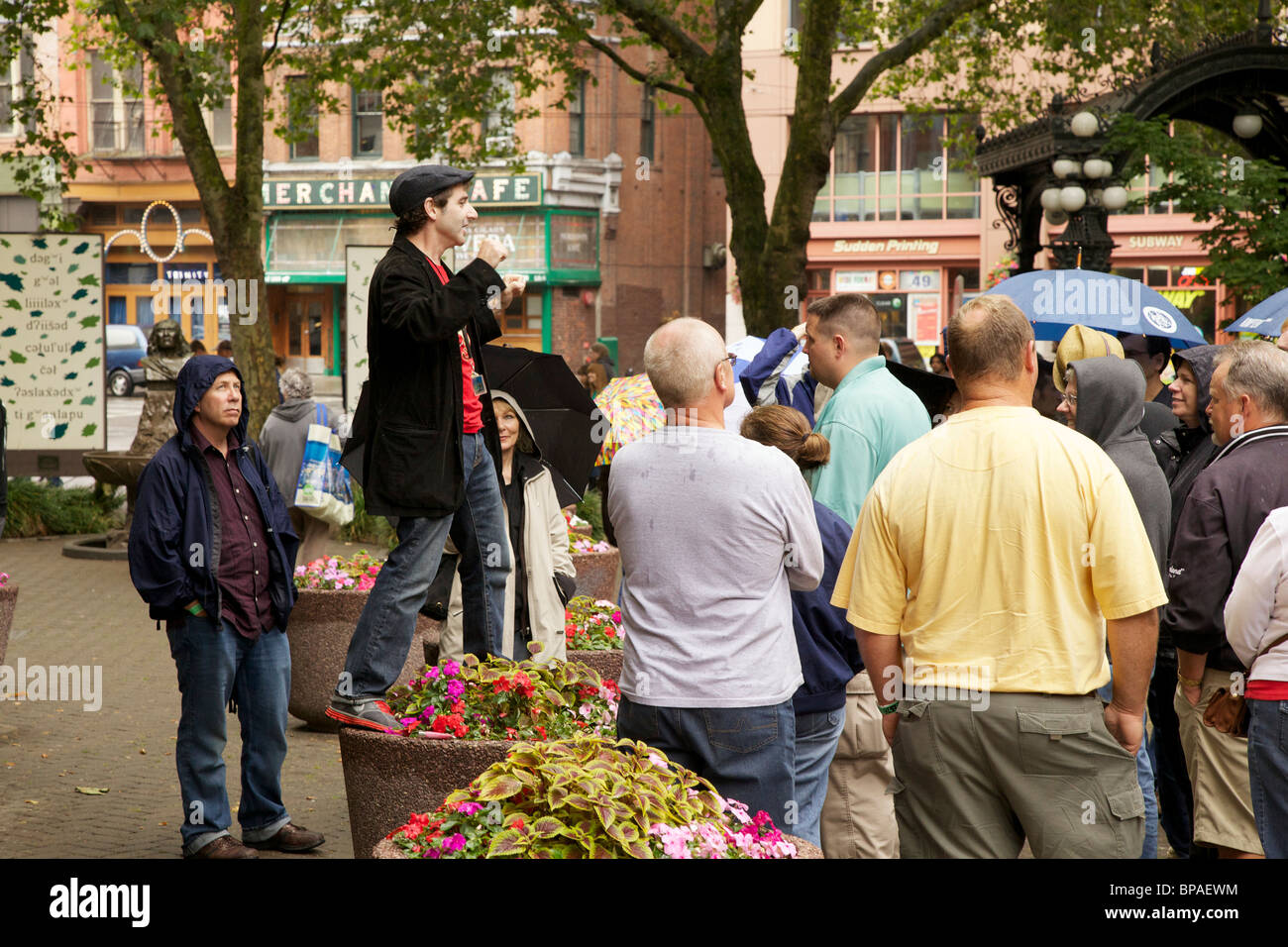 Tour guide abordant tour group in Pioneer Square. Visite souterraine de Seattle. Banque D'Images