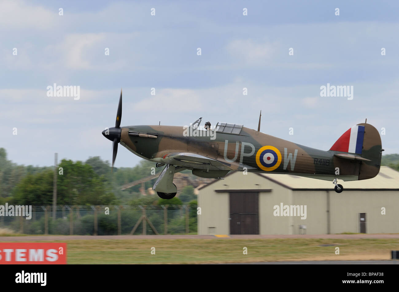 Hawker Hurricane MK I R4118 ( GO G-HUPW Inscription) décolle pour rejoindre le passage aérien au 2010 RIAT à RAF Fairford, UK Banque D'Images