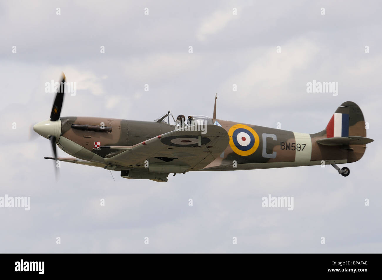 Supermarine Spitfire MkVb britannique BM597 ( Registration G-MKVB) survole RAF Fairford au 2010 International Air Tattoo Banque D'Images