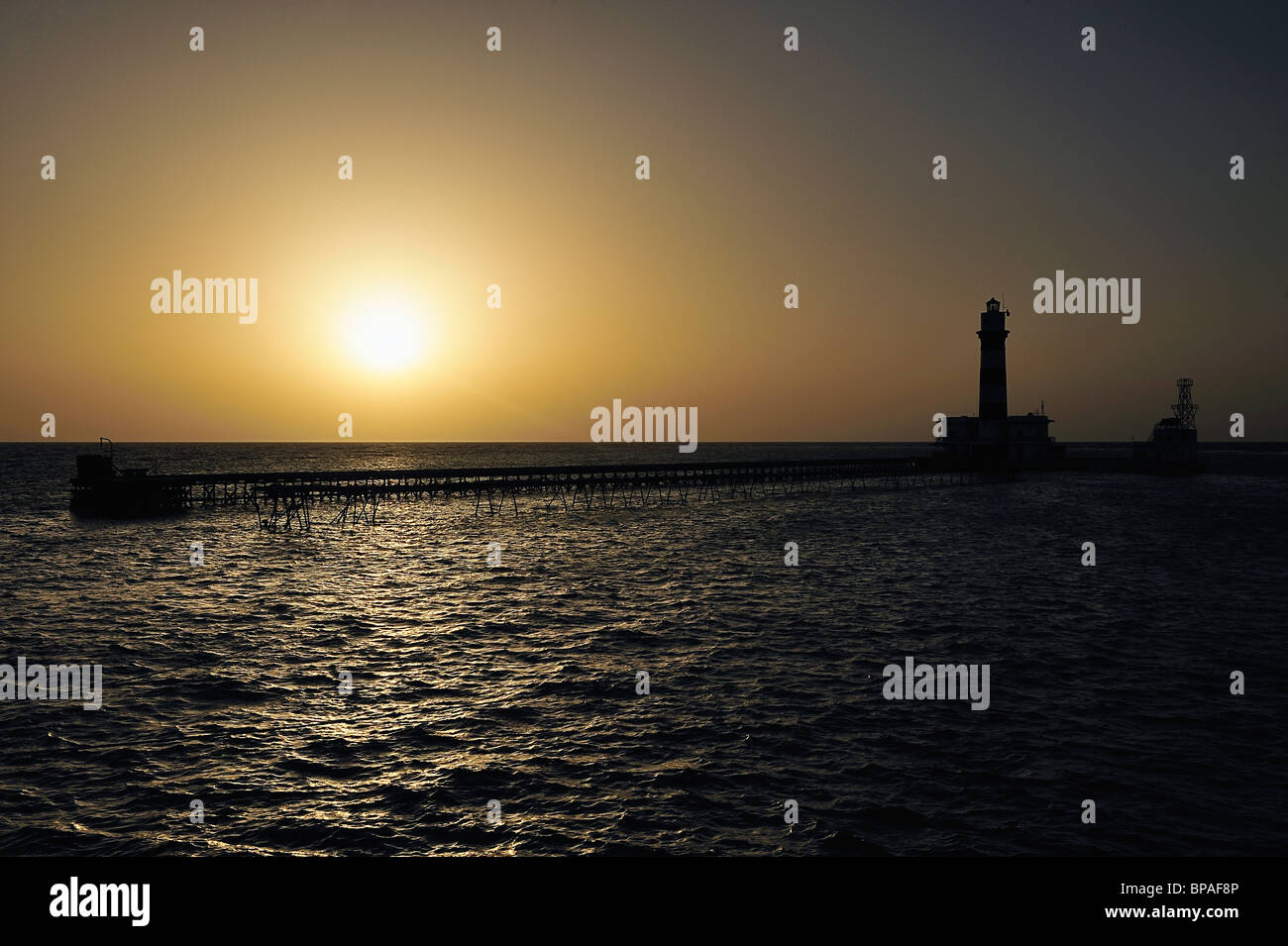 Coucher de soleil sur le phare de Daedalus Island, Egypte, Mer Rouge Banque D'Images