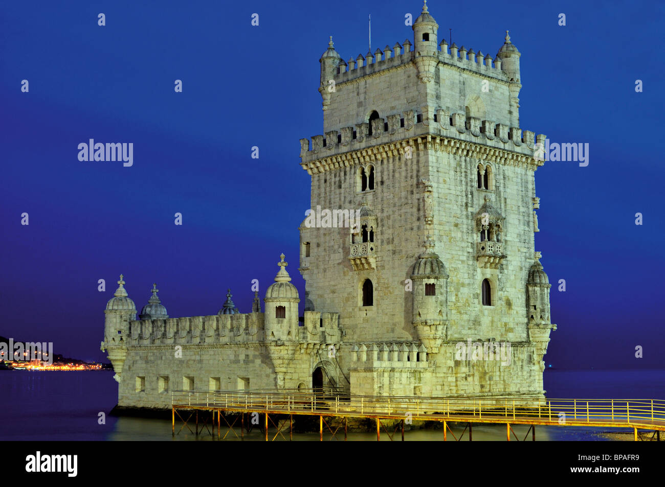 Portugal, Lisbonne : la Tour de Belém par nuit Banque D'Images