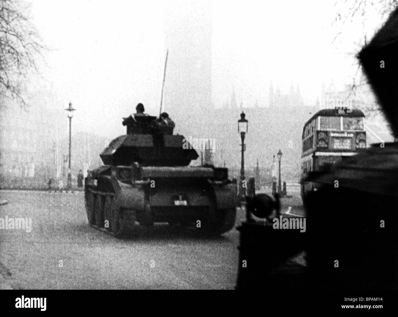 Char MILITAIRE SUR LES RUES DE LONDRES POUR LA BATAILLE DE MOTS (1941) Banque D'Images