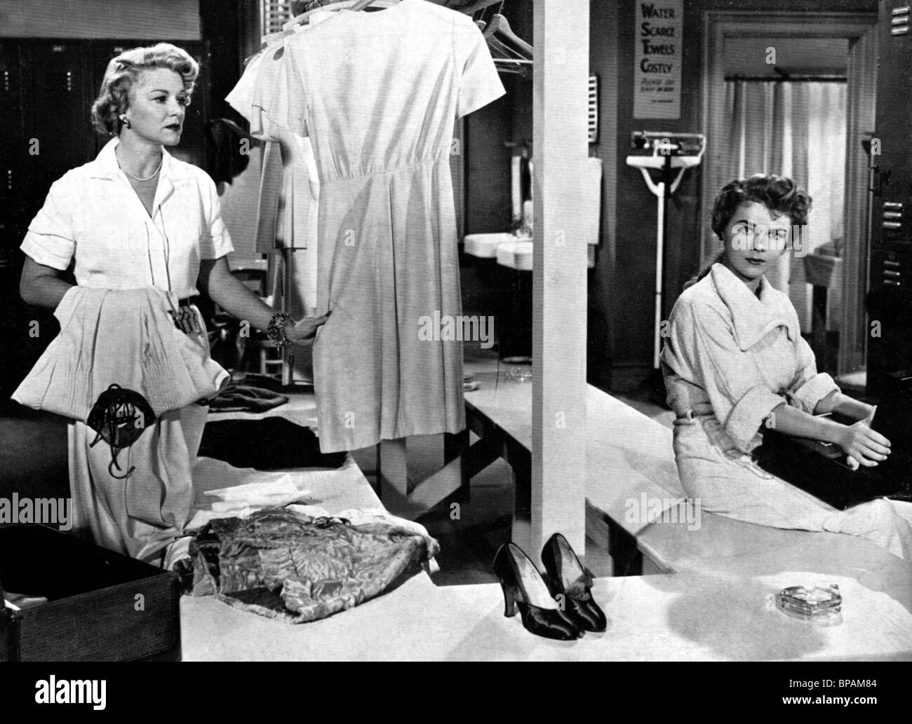 CLAIRE TREVOR, Sally FORREST, DISQUE RAPIDE ET BELLE, 1951 Banque D'Images