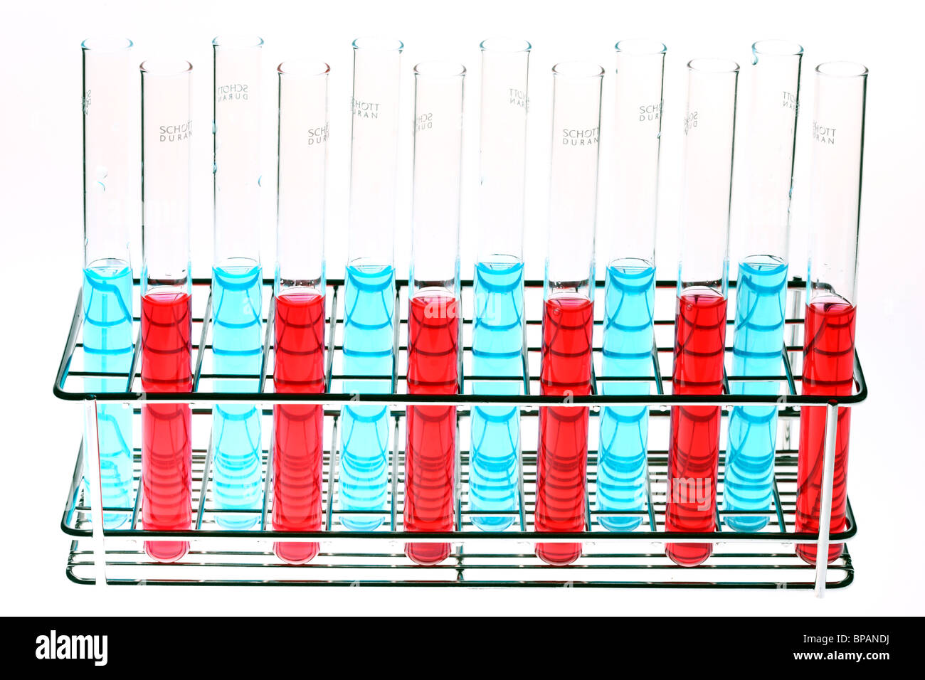 Produits chimiques dans les éprouvettes. Les produits chimiques liquides dans un laboratoire de chimie. Banque D'Images