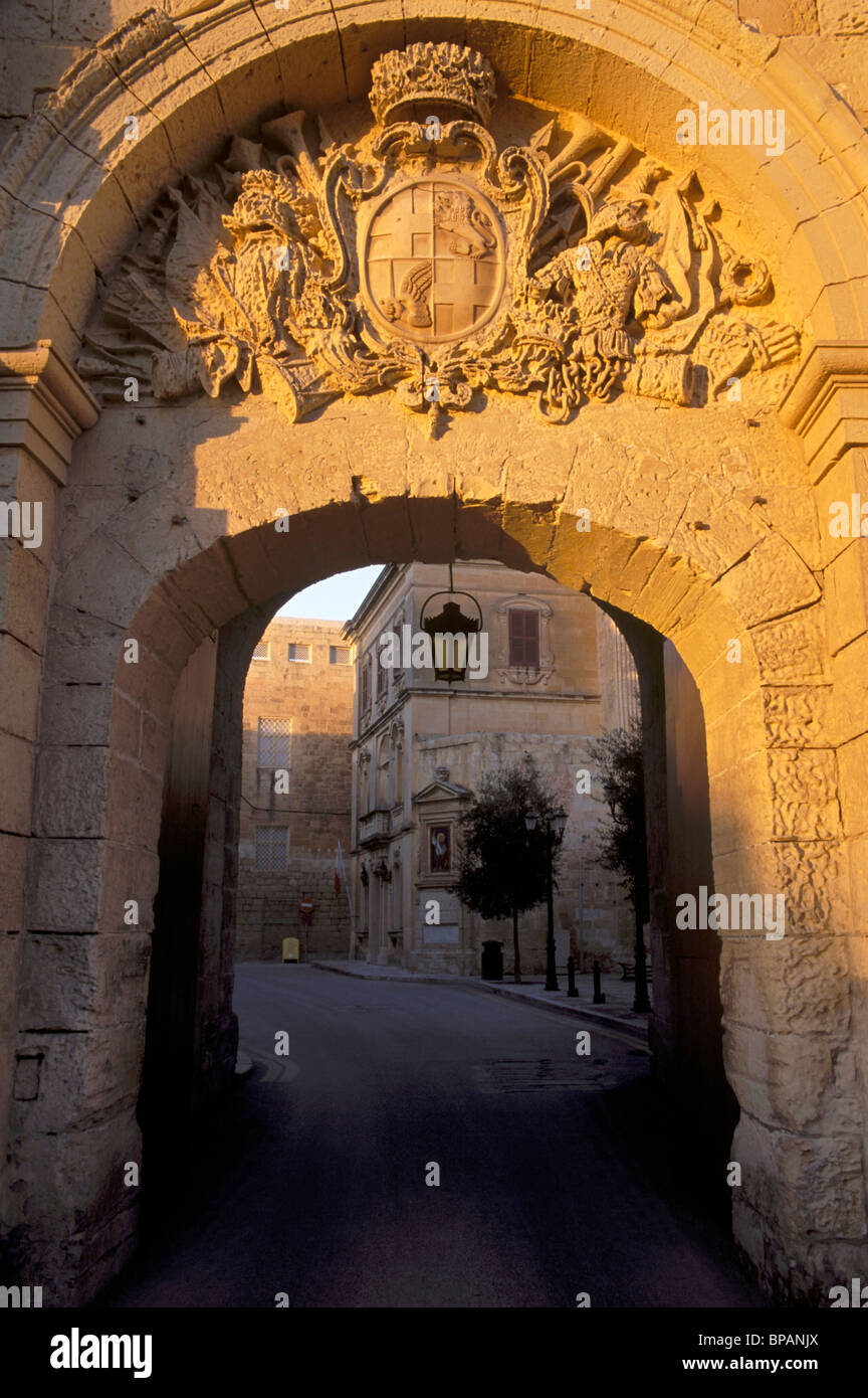 Malte, la désagrégation des armoiries du baroque au-dessus de la porte principale de Mdina. Banque D'Images