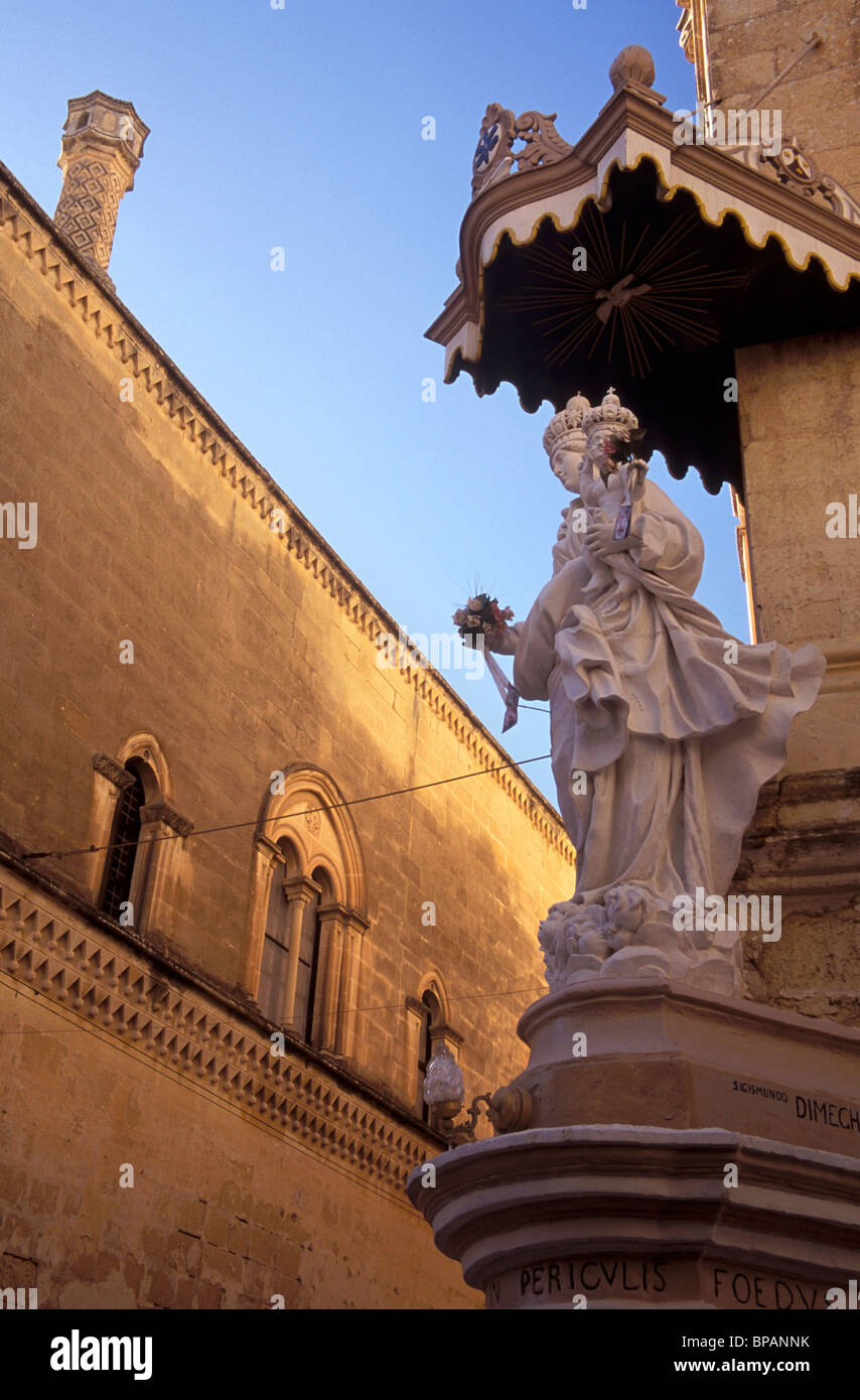 Niche de la Vierge et le côté de Palazzo Santo Sofia en Triq Villegaignon à Mdina à Malte. Banque D'Images