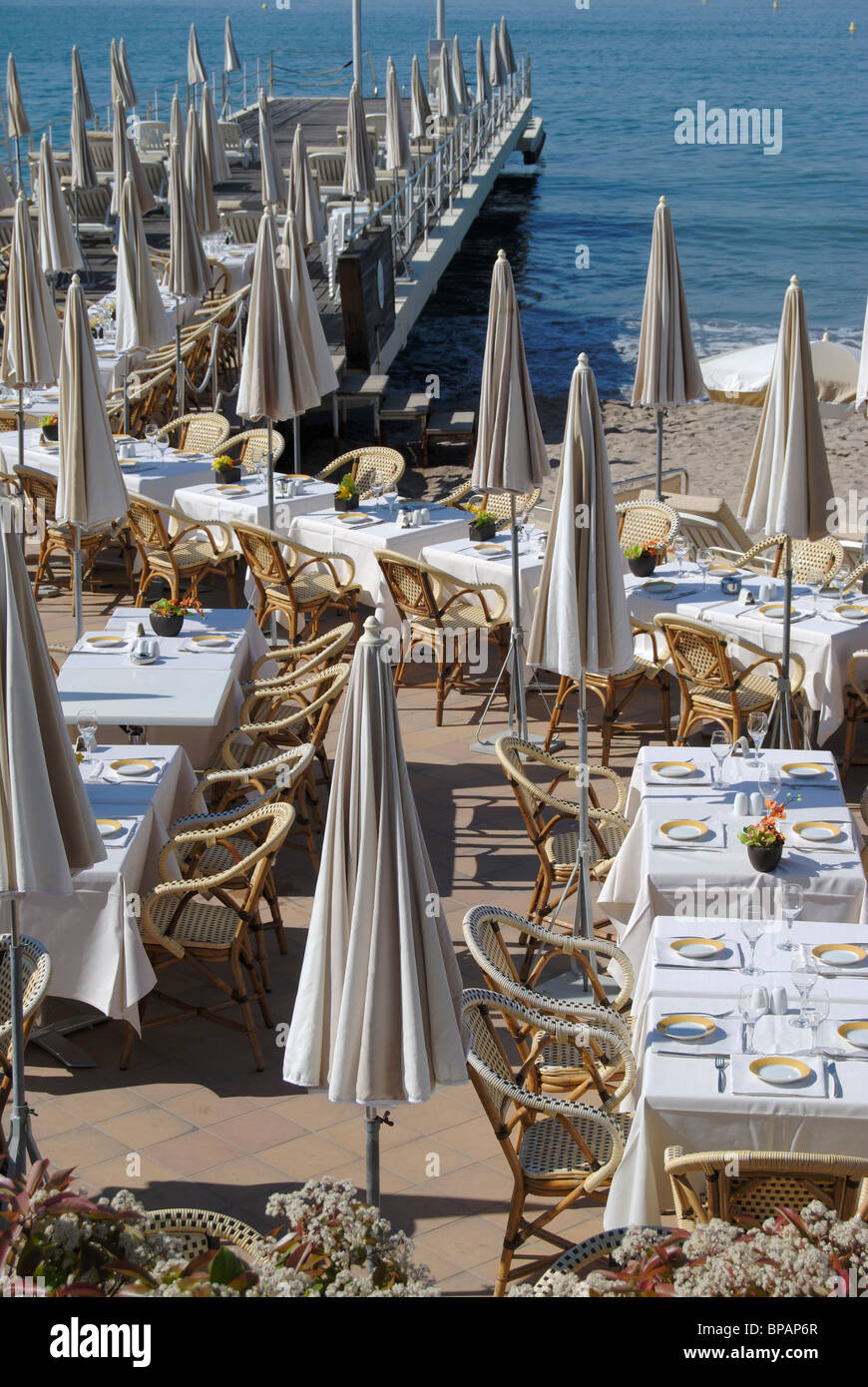 Restaurant en bord de mer sur La Croisette à Cannes. Cote d'Azur. France Banque D'Images