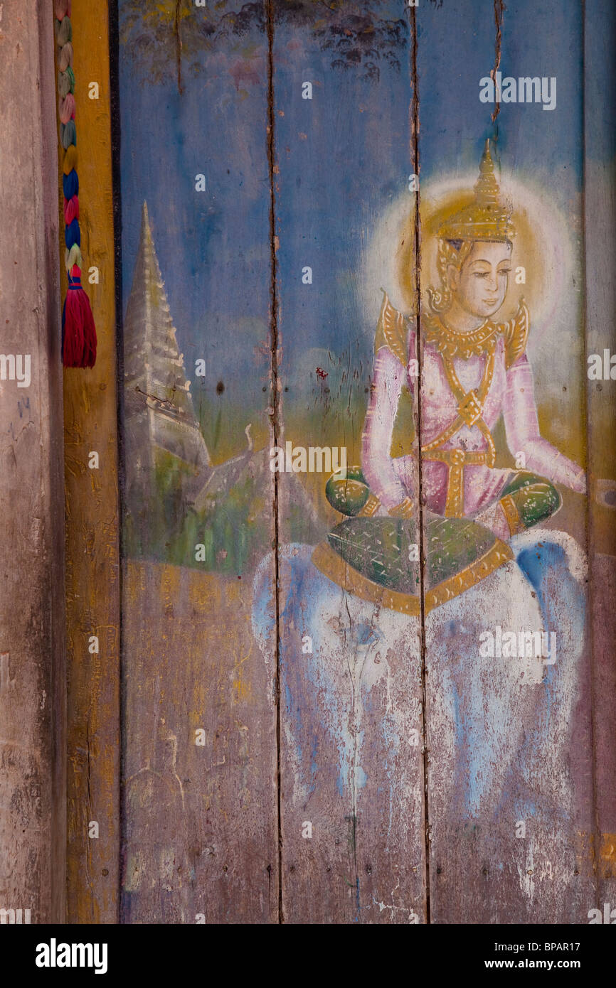 Vieux tableau représentant un éléphant et une pagode en bois de déité porte - Phnom Penh, Cambodge Banque D'Images