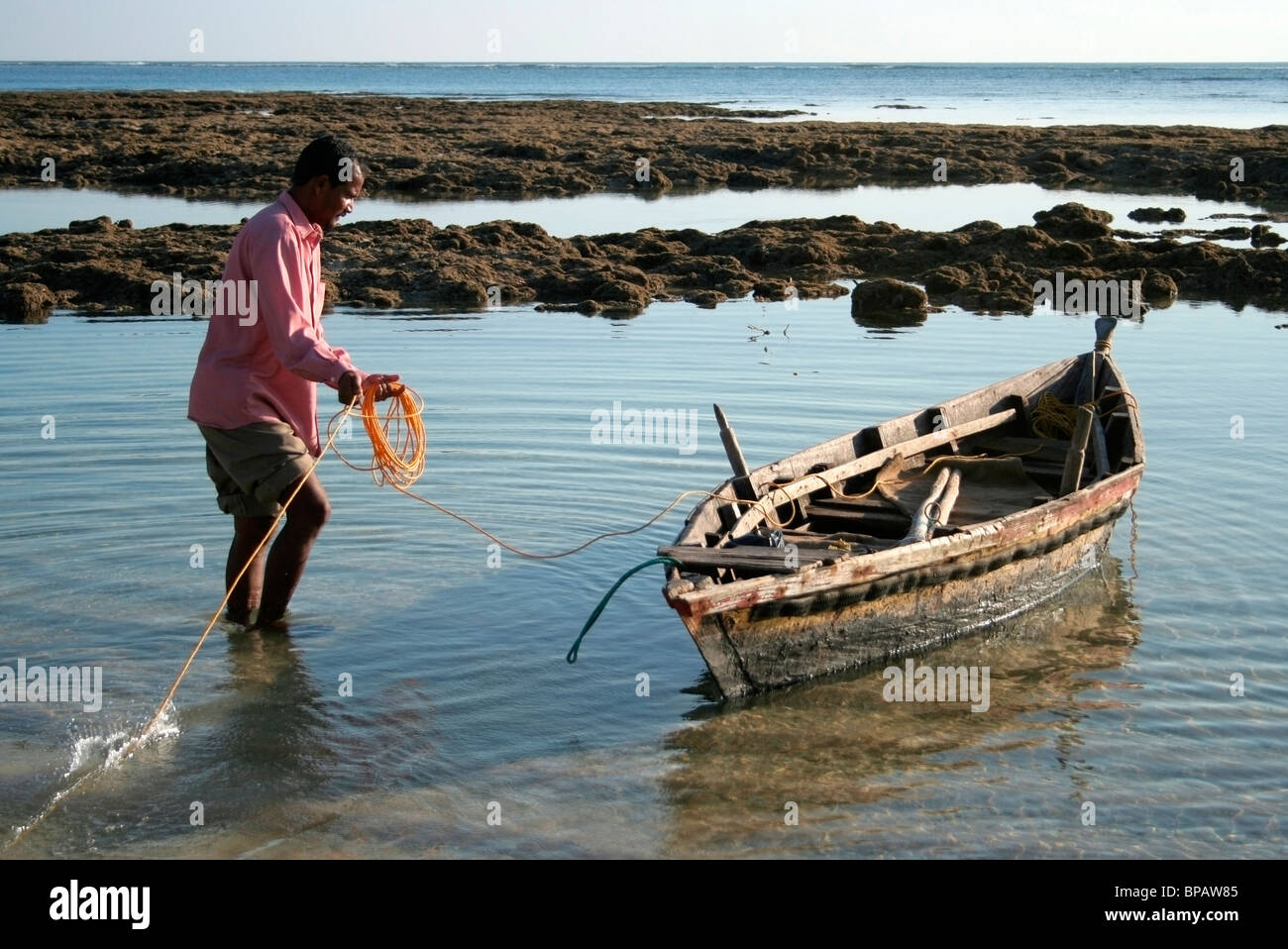 Pêcheur et son bateau. Préparer son bateau pêcheur avant de partir à la mer. Prise à Neil Island, îles Andaman, Jan 2008. Banque D'Images