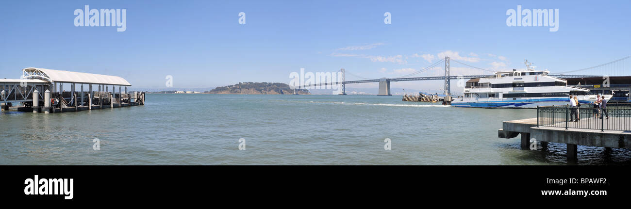 Panorama de la baie et du pont de l'île au trésor le Ferry Building, San Francisco Banque D'Images