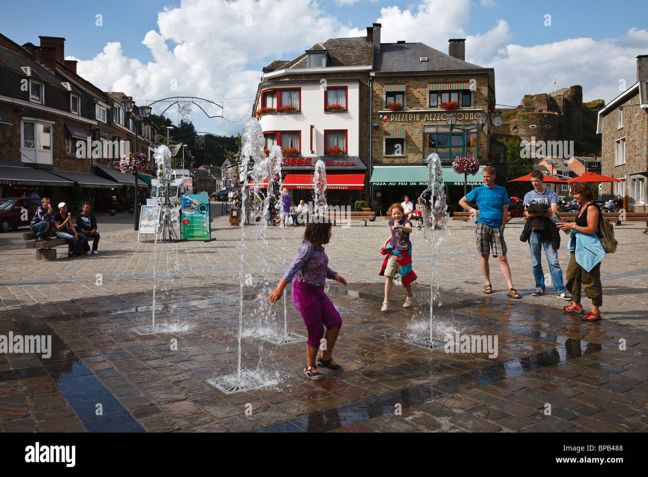 Enfants jouant dans la fontaine à La Roche-en-Ardenne, Wallonie, Belgique Banque D'Images