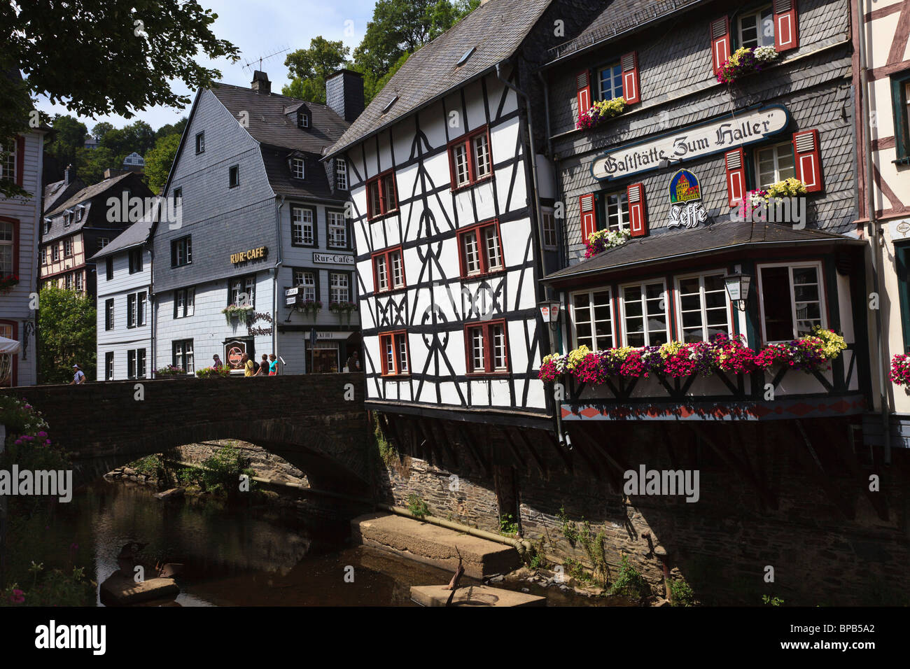 Bâtiments à colombage historique à côté de la rivière Rur à Monschau, Allemagne. Banque D'Images