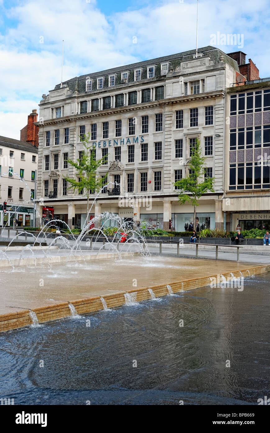Debenhams longue rangée Nottingham avec fontaine à l'avant-plan england uk Banque D'Images