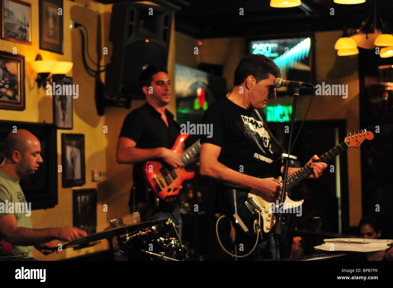 Israël, Haifa, spectacle en direct à un pub local Banque D'Images