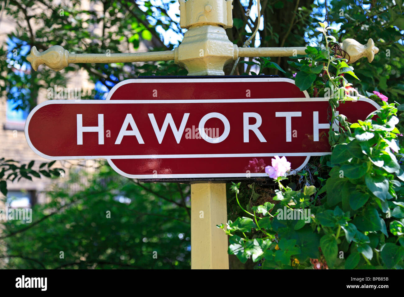 La gare de Haworth signe sur une lampe à gaz, Keighley et vaut Valley Railway, Haworth, West Yorkshire, Angleterre, Royaume-Uni. Banque D'Images