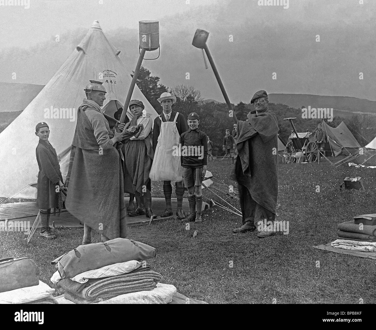 Rare rituel des boy scouts, un homme portant une passoire sur la tête et une autre portant un tutu à un camp scout, ch. 1930 Banque D'Images Rare rituel des boy scouts, un homme portant une passoire sur la tête et une autre portant un tutu à un camp scout, ch. 1930 Banque D'Images