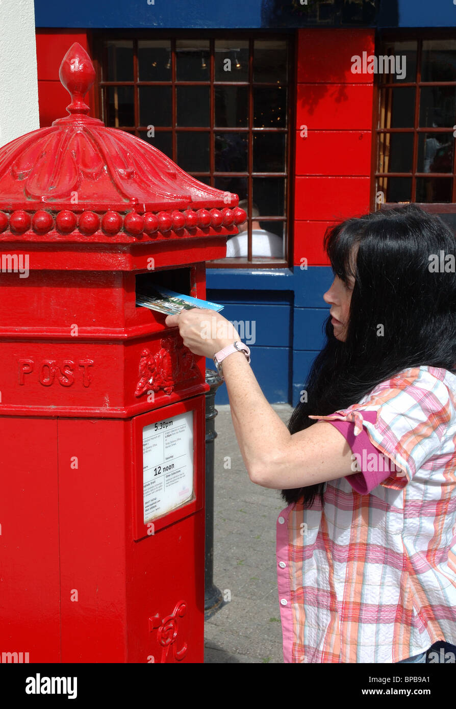 Carte postale de l'affichage traditionnel de femme Royal Mail letterbox, Tenby, Pays de Galles, Royaume-Uni Banque D'Images