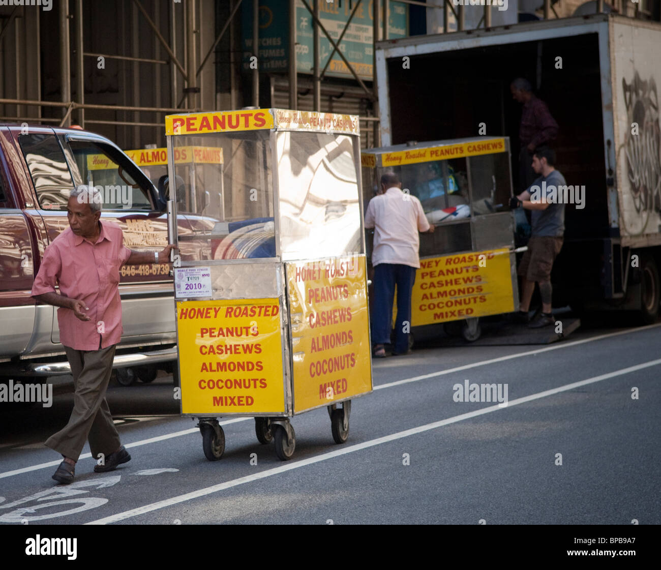 Les vendeurs de noix rôties décharger leurs chariots d'aller travailler dans le quartier de New York de l'East Village Banque D'Images