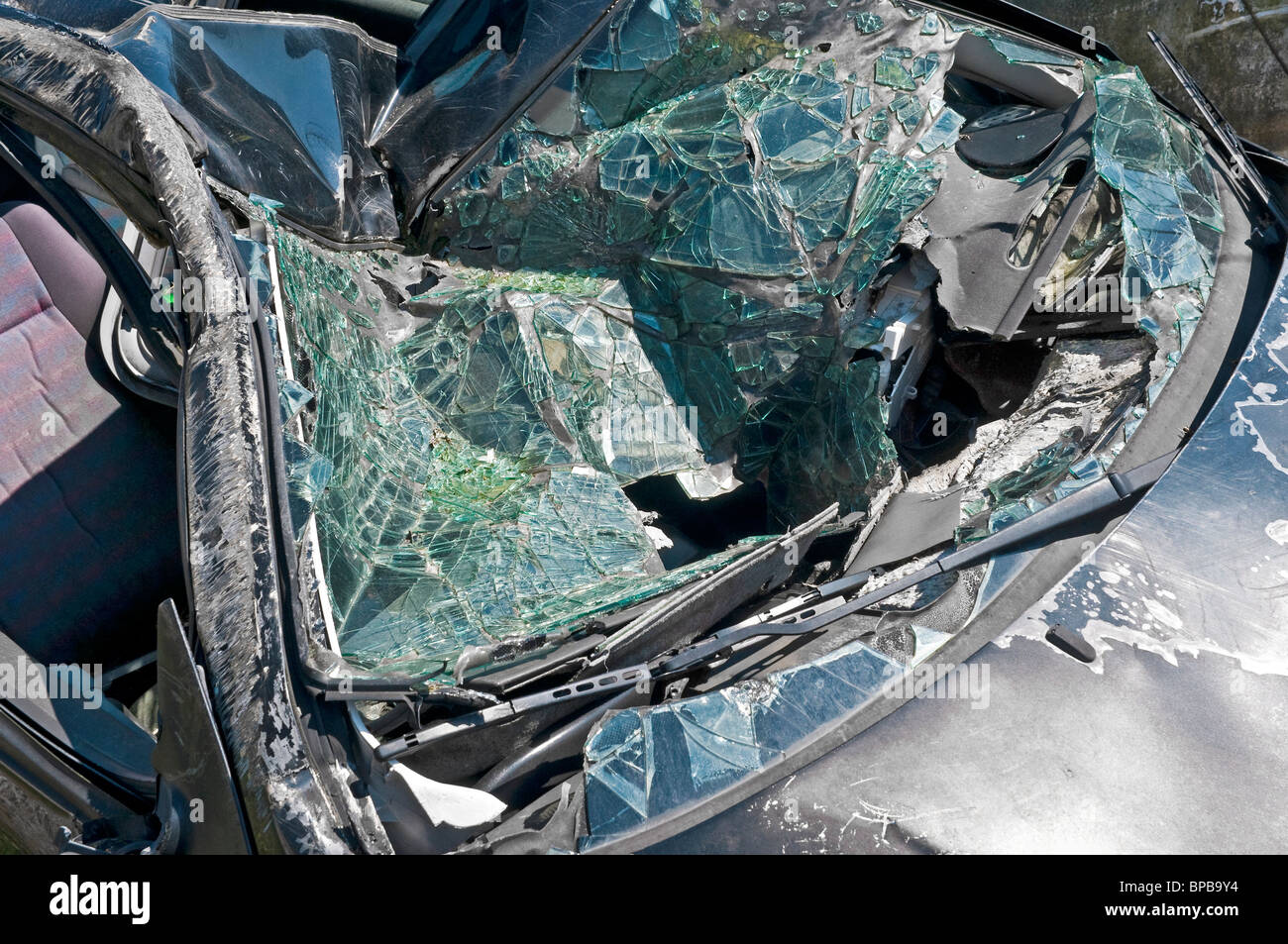 Pare-brise fracassé de l'holocauste s'est écrasé hors automobile - France. Banque D'Images