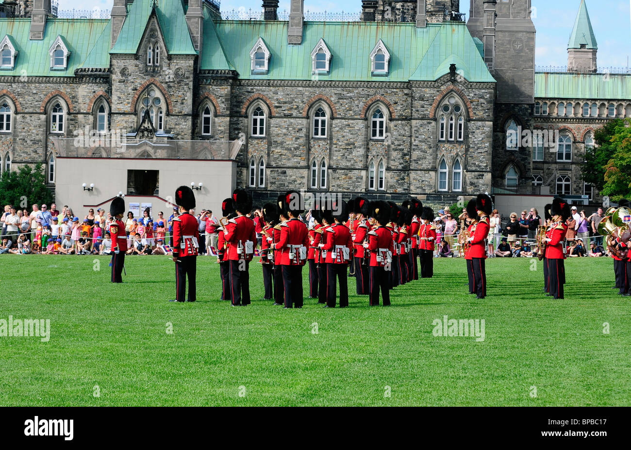 La musique de la Garde à pied du Gouverneur général d'effectuer au cours de la cérémonie de la relève de la garde sur la Colline du Parlement, Ottawa, Canada Banque D'Images