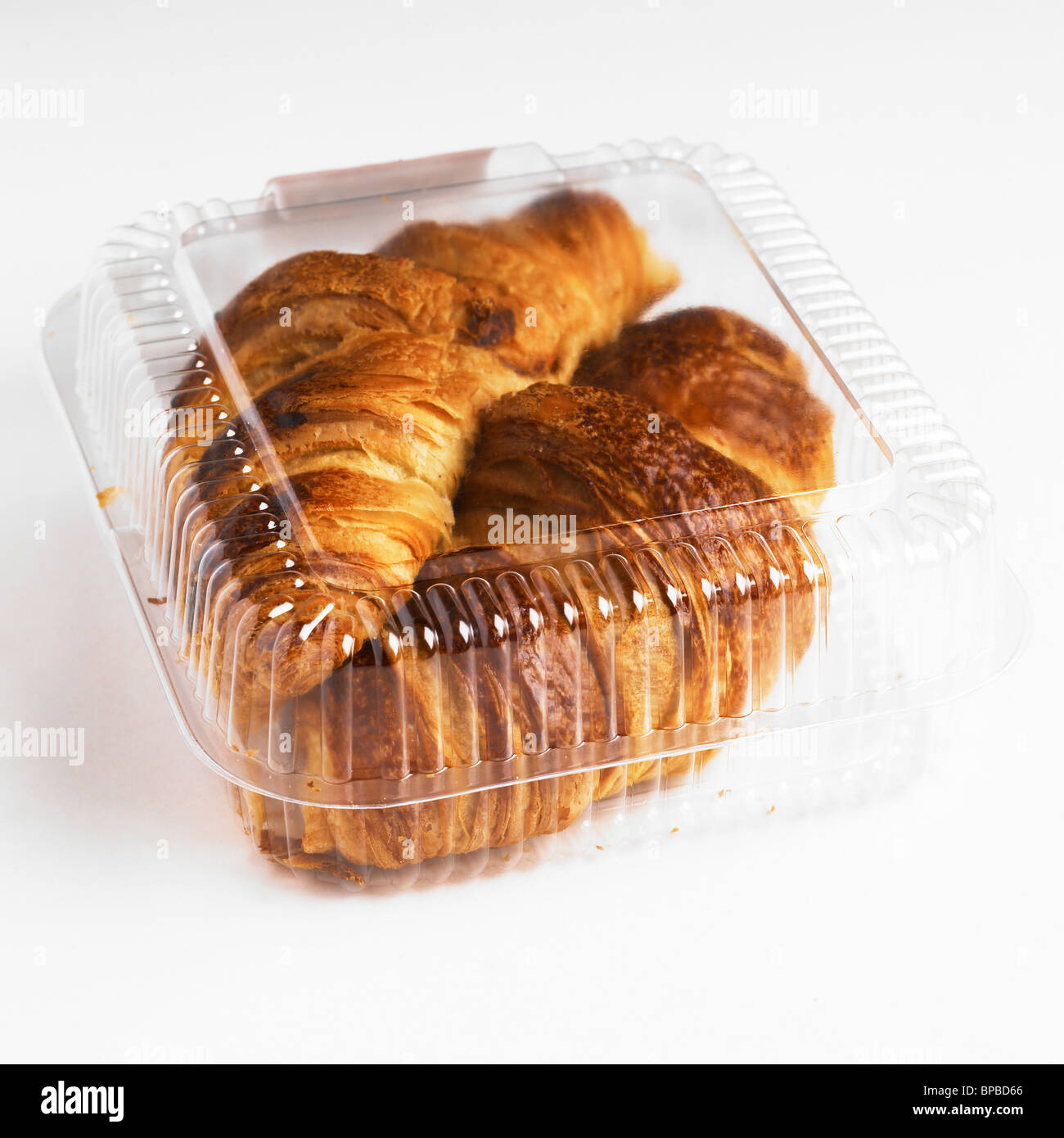 Des croissants frais dans l'emballage en plastique transparent Banque D'Images