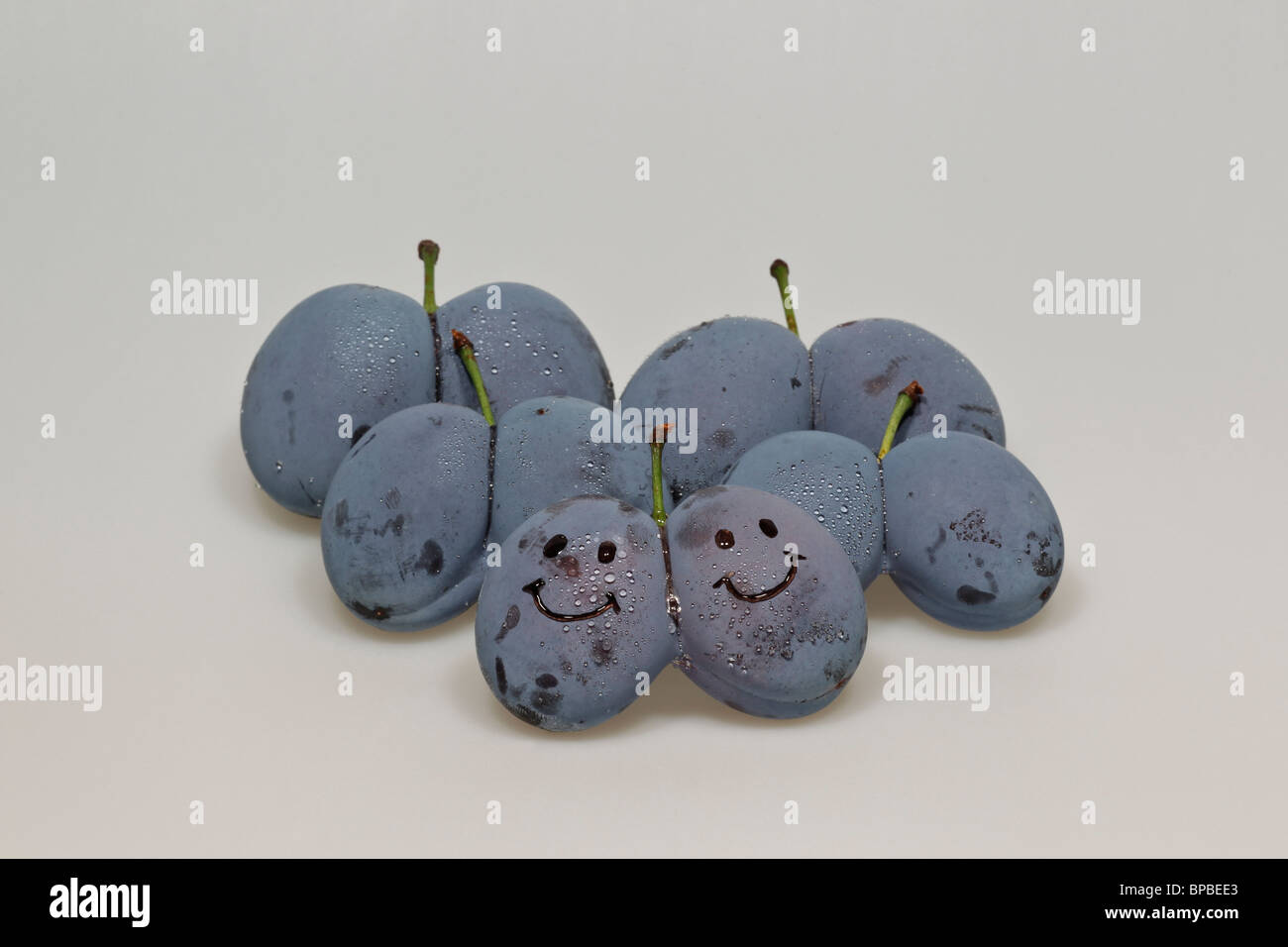 Twins fruit de prunes avec des gouttes d'eau comme smiley Banque D'Images