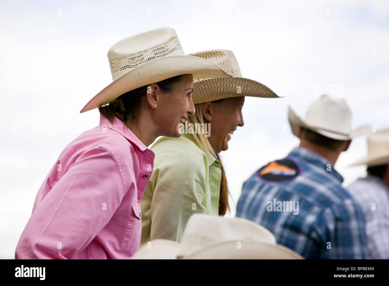 Cowgirls de rire sur l'attente de leurs événements, Chaffee County Fair & Rodeo Banque D'Images