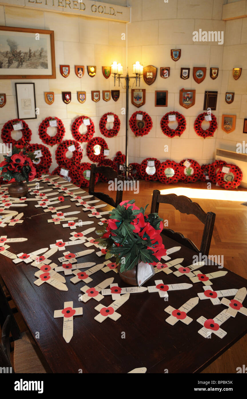 Coquelicots, croix et couronnes à l'intérieur de l'Ulster Memorial sur la Somme Banque D'Images