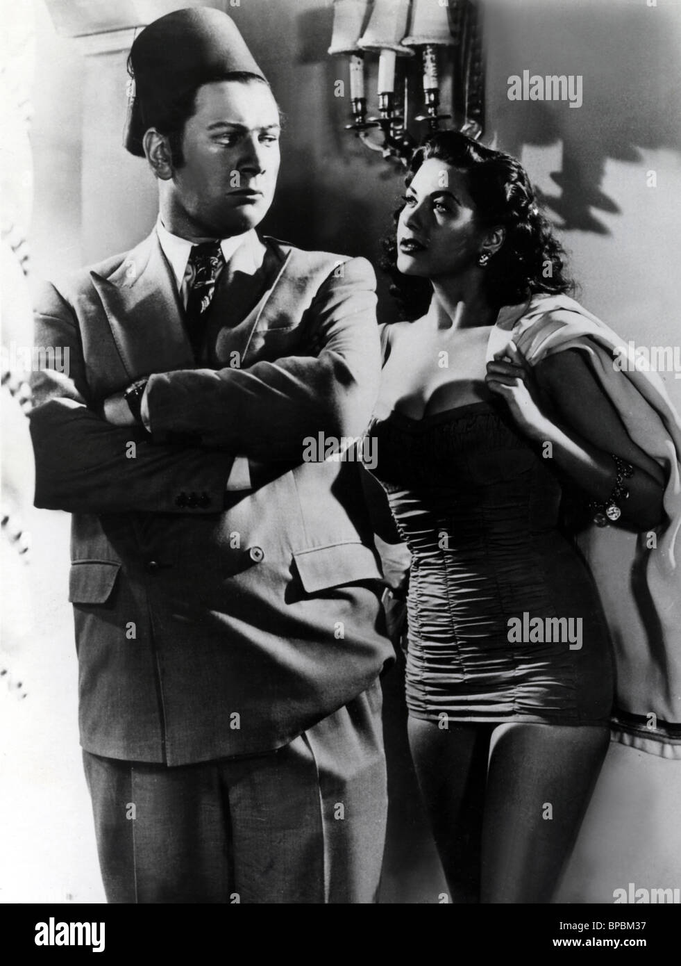 PETER USTINOV, Yvonne de Carlo, l'hôtel Sahara, 1951 Banque D'Images