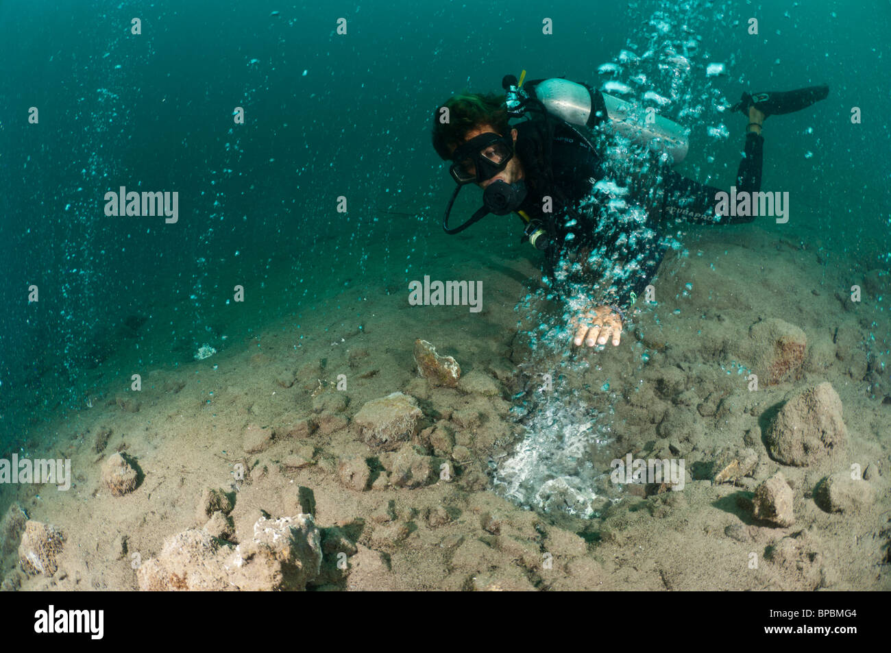 Un plongeur sous-marin l'exploration d'une fumerolle libération de bulles de gaz, Pulau Weh, Sumatra, Indonésie. Banque D'Images Un plongeur sous-marin l'exploration d'une fumerolle libération de bulles de gaz, Pulau Weh, Sumatra, Indonésie. Banque D'Images