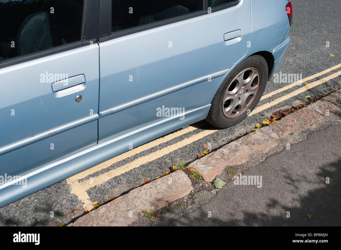 Une voiture garée à mi-chemin plus du double des lignes jaunes, UK 2010 Banque D'Images