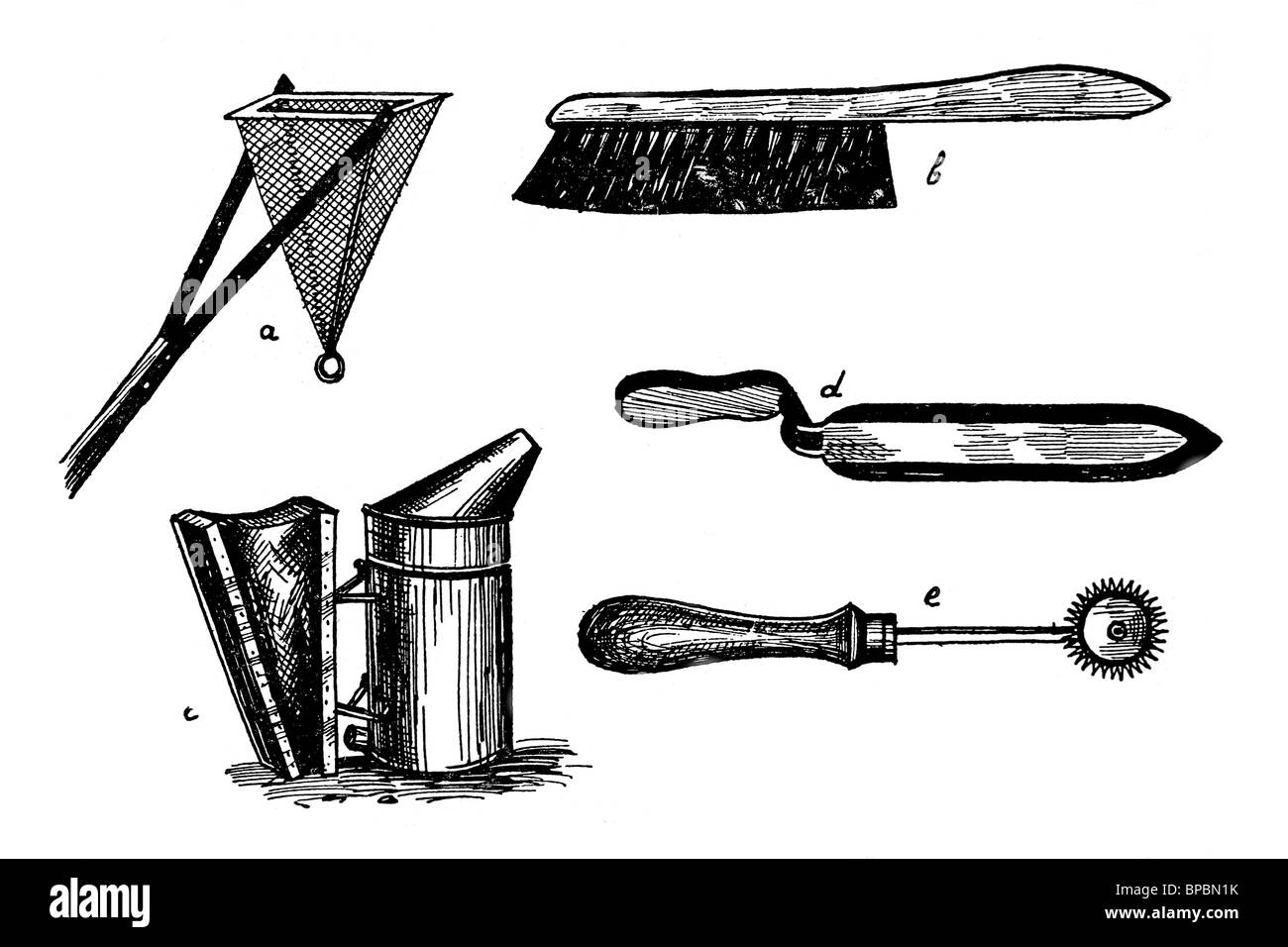 Différents outils de l'apiculteur. Illustration d'antiquités. 1900. Banque D'Images