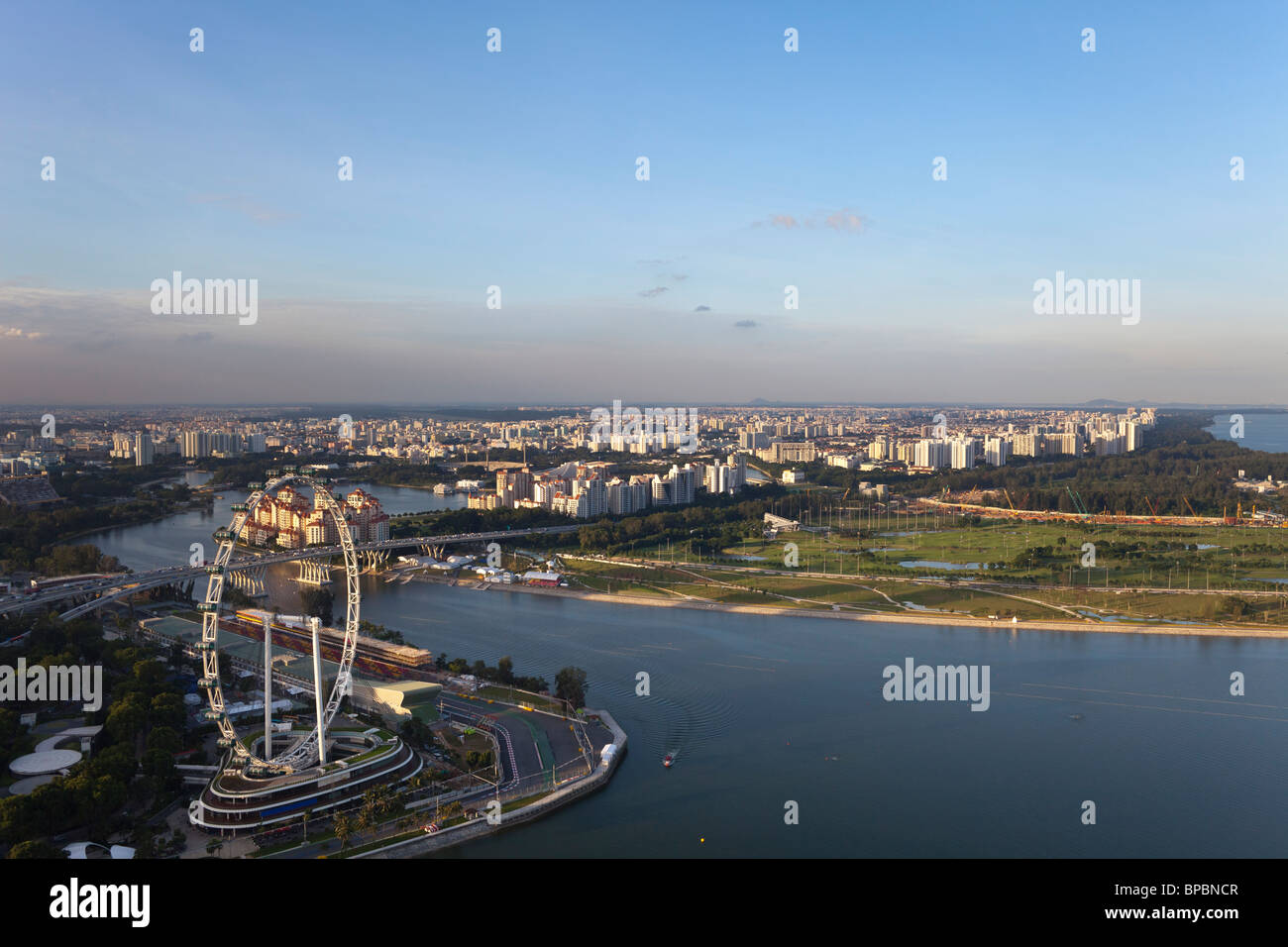 Vue aérienne de Singapore Flyer et les immeubles à appartements, Singapour Banque D'Images