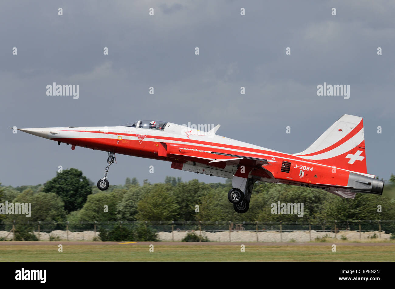 G pilote Jansen de la patrouille acrobatique Suisse Afficher Afficher son équipe Northrop F-5E Tiger II J-3084 au 2010 RIAT Banque D'Images