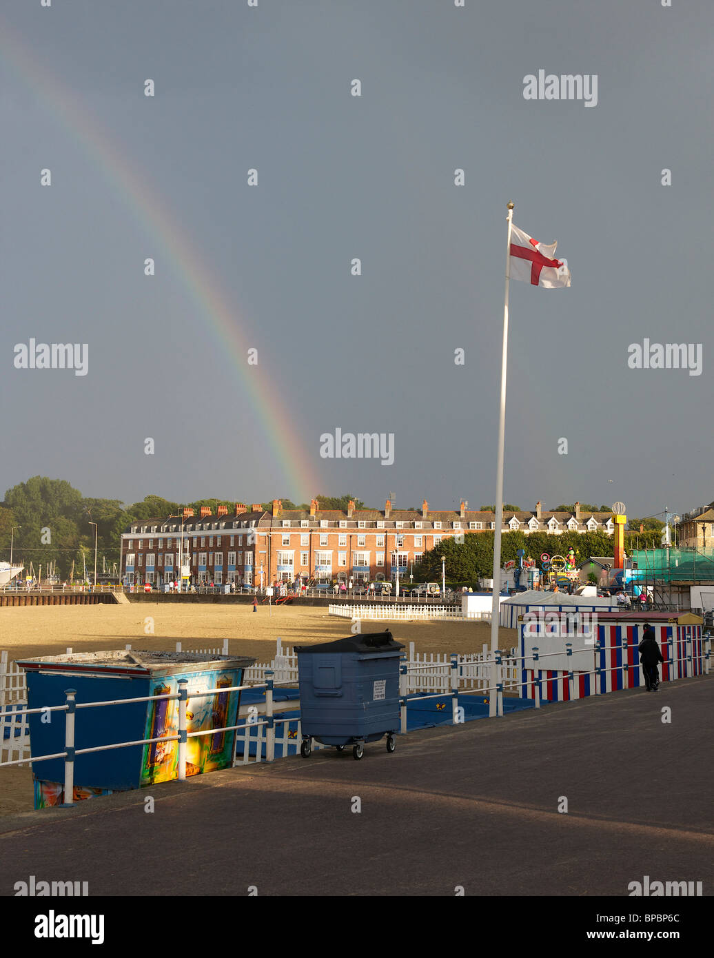 St George's d'un drapeau et d'arc-en-ciel et mer esplanade, Weymouth, Dorset, UK Banque D'Images
