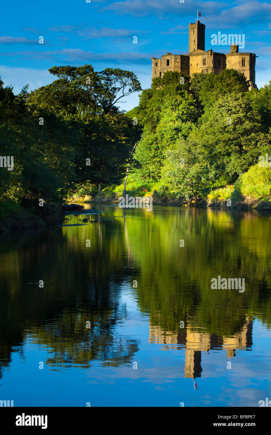 En Angleterre, Northumberland, Warkworth. Château de Warkworth reflète dans les eaux calmes de la rivière Coquet. Banque D'Images