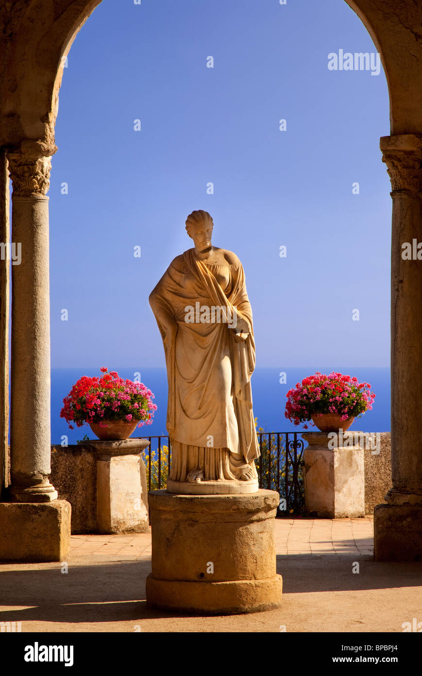 Statue sur la terrasse de la Villa Cimbrone à Ravello, le long de la côte amalfitaine en Campanie Italie Banque D'Images