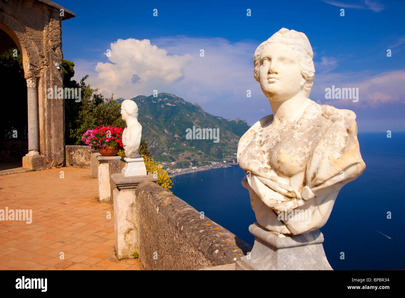 Statues le long de la terrasse de la Villa Cimbrone à Ravello, le long de la côte amalfitaine, Campanie Italie Banque D'Images