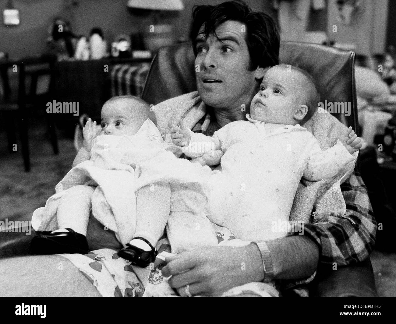 Pierce Brosnan Et Bebe Jumeaux Remington Steele 1984 Photo Stock Alamy Pierce Brosnan Et Bebe Jumeaux Remington Steele 1984 Photo Stock Alamy