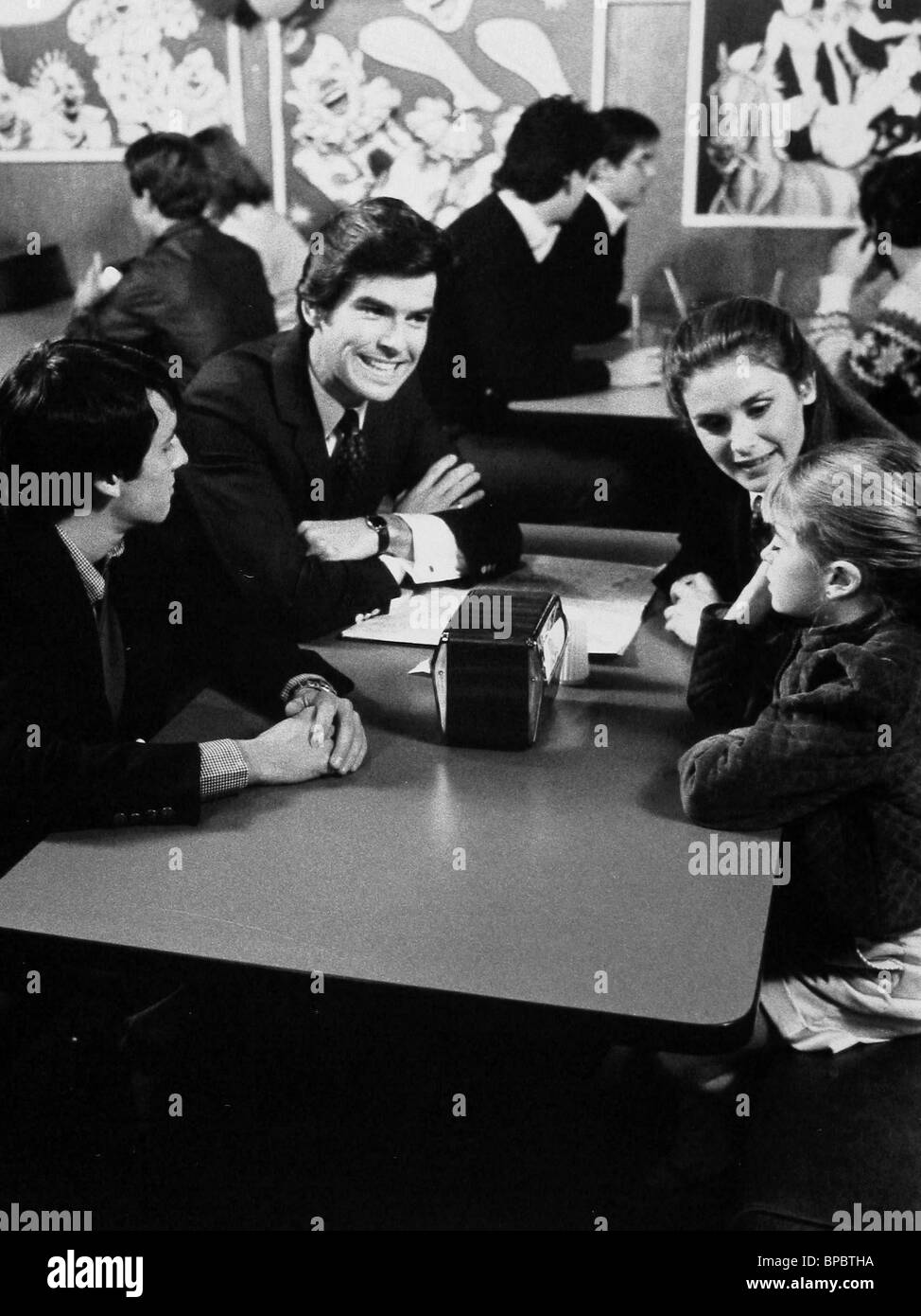 ERIC BROWN, Pierce Brosnan, STEPHANIE ZIMBALIST, BRIDGETTE ANDERSEN, REMINGTON STEELE, 1982 Banque D'Images