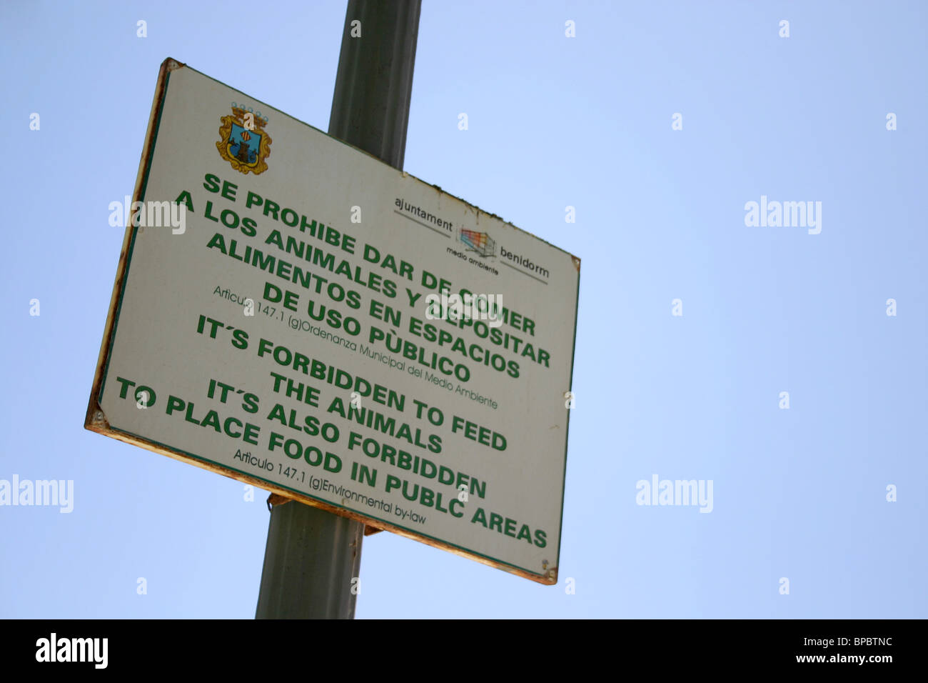 Interdit de nourrir les animaux signer et placer la nourriture dans l'inscription Benidorm Banque D'Images