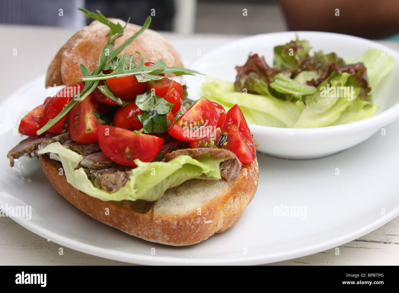 Roast Beef sandwich avec salade de tomates Banque D'Images