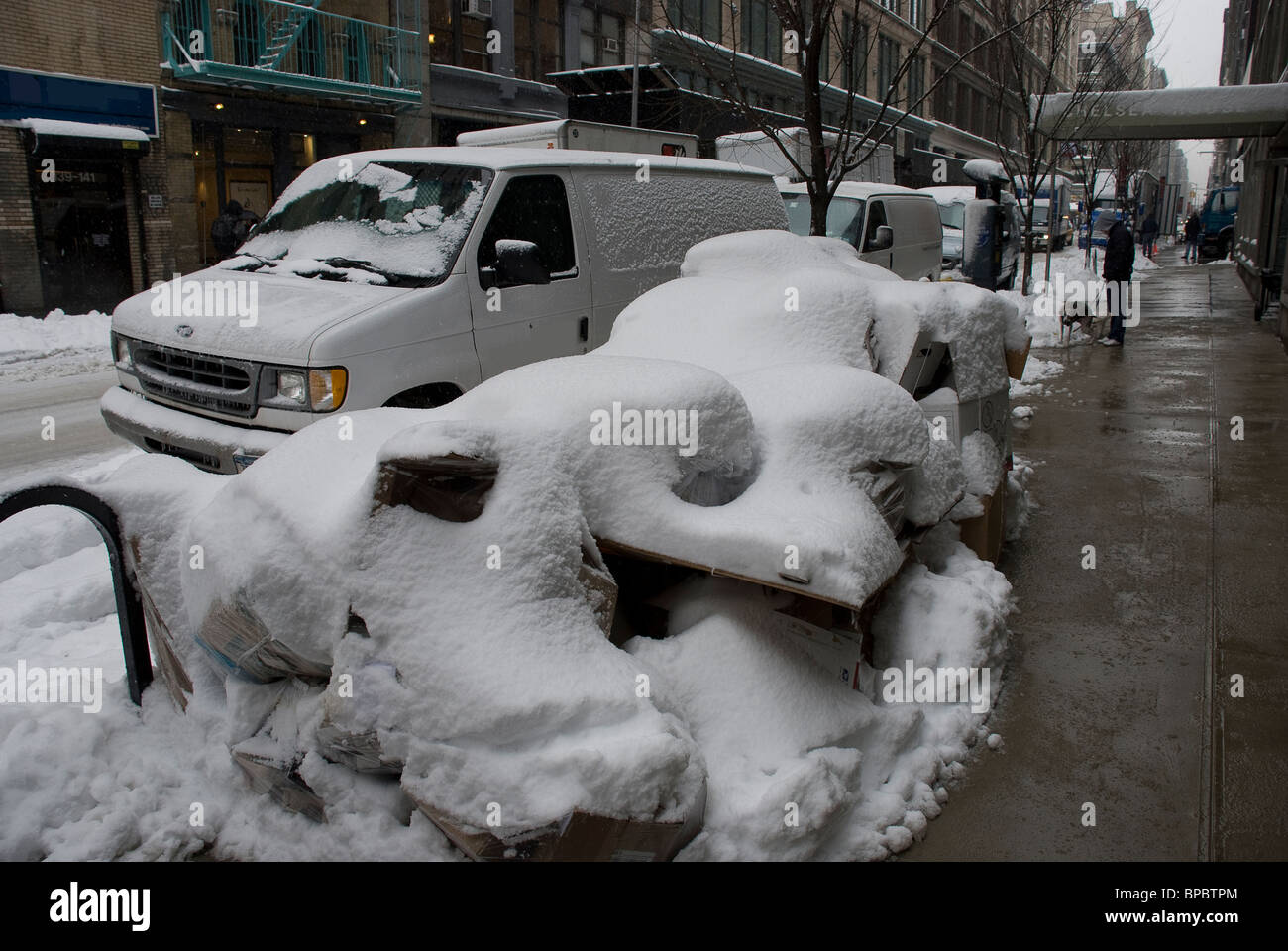 Matin neige recouvrant la corbeille3 sur les trottoirs de Manhattan Banque D'Images