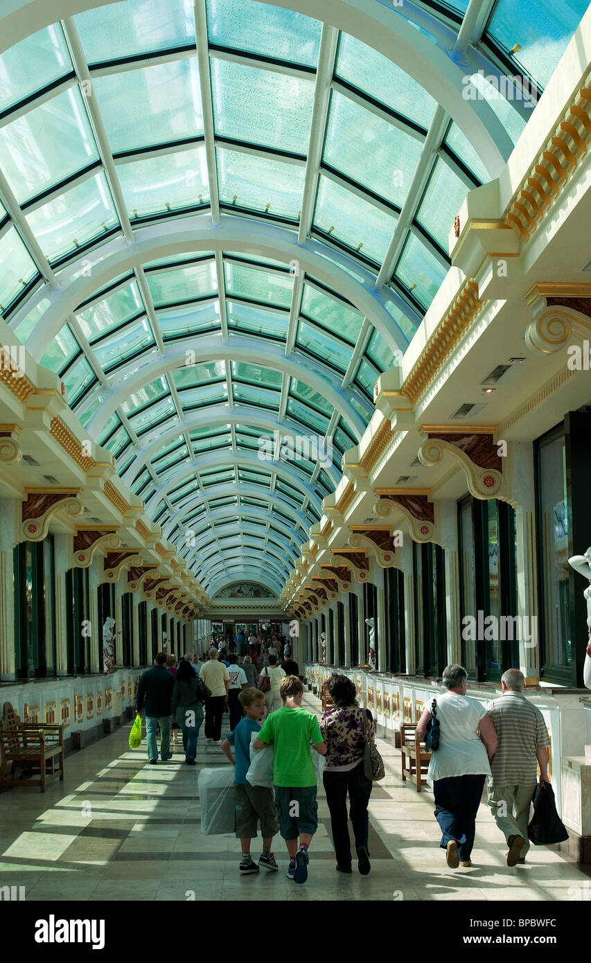 Clients dans la linkway de Barton Square pour le Trafford Centre à Manchester, UK Banque D'Images