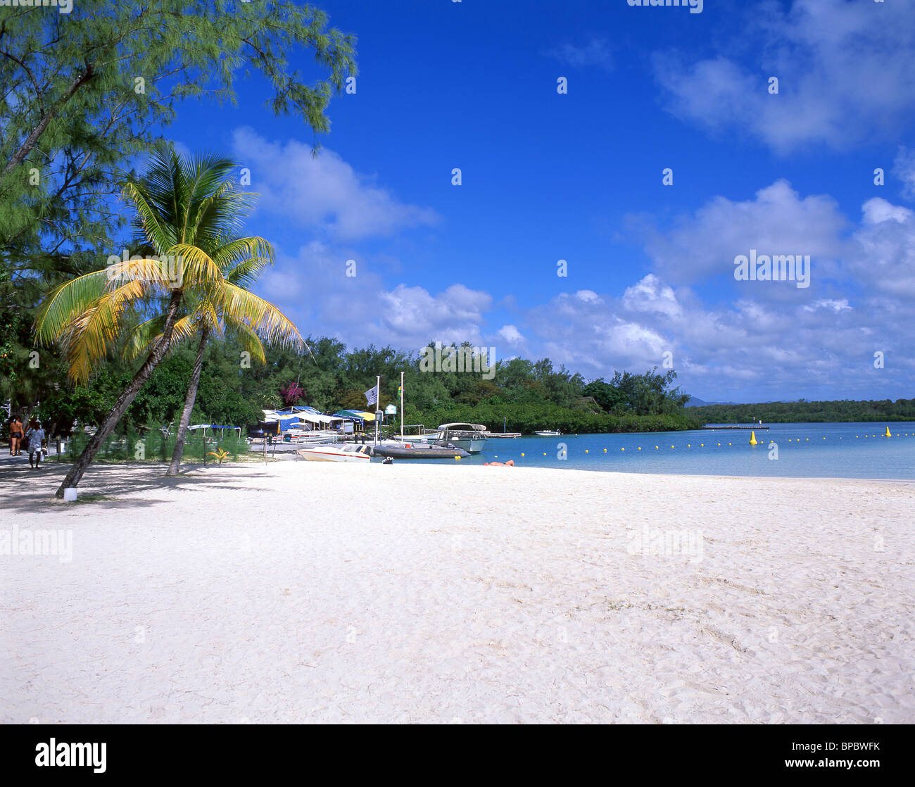 Vue de la plage, l'Île aux Cerfs, Flacq District, République de Maurice Banque D'Images