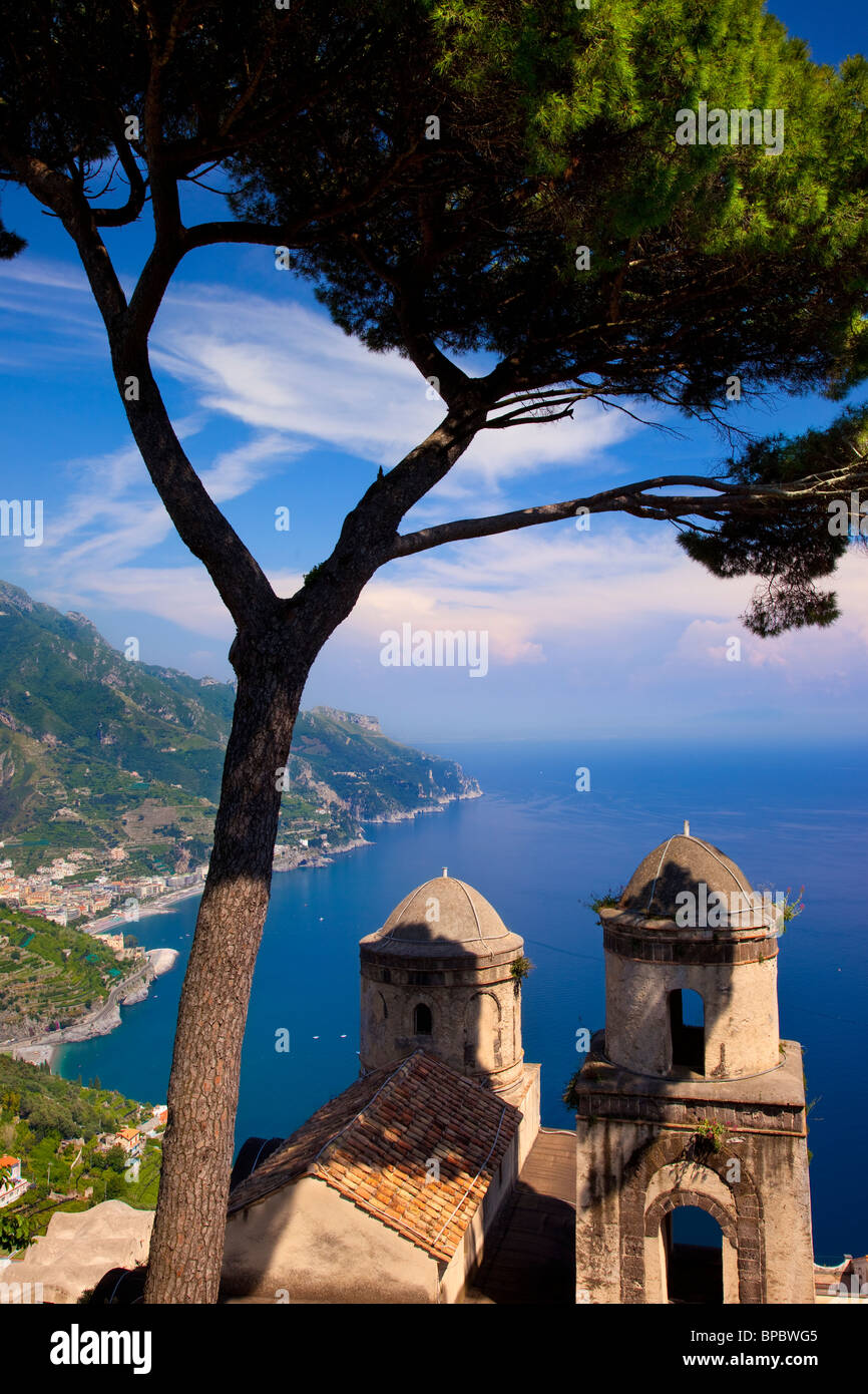Vue sur la côte amalfitaine à partir de la Villa Rufolo dans la ville de Ravello en Italie Campanie Banque D'Images